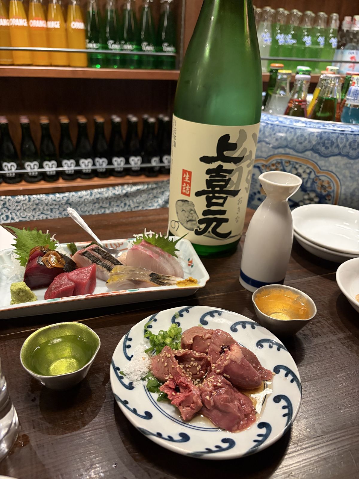 Eine Flasche Sake „Jokigen“ auf einem Tisch in einem Izakaya